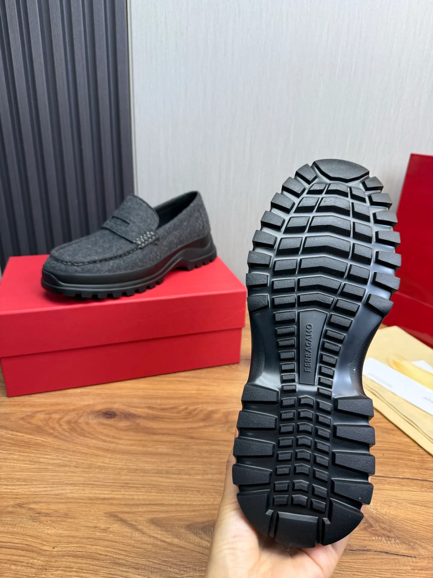Men's shoes 💰880💰 Ferragamo. [Ferragamo] Men's Loaf leather shoes, the latest hot style, 1:1 original purchase quality, top quality, imported open-edge beaded cowhide leather on the upper, hand-made three-dimensional stitching highlights the round toe design, the inner feet are made of imported cowhide, with original wear-resistant rubber outsole, matching code 39-44, (38, 45 custom-made, non-refundable)